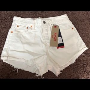 🆕 Levi’s Wedgie Fit Off White Shorts